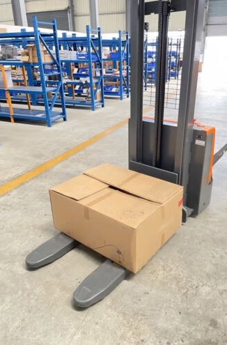 全電動(dòng)堆高車(chē)