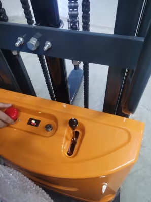 揚(yáng)子堆高車(chē)B1520