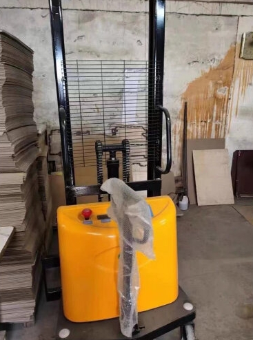 揚(yáng)子電動(dòng)叉車(chē)