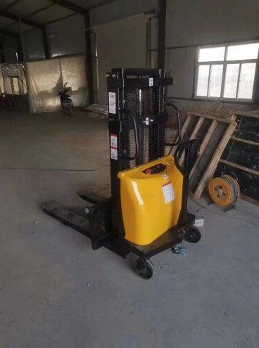 揚(yáng)子電動(dòng)叉車(chē)